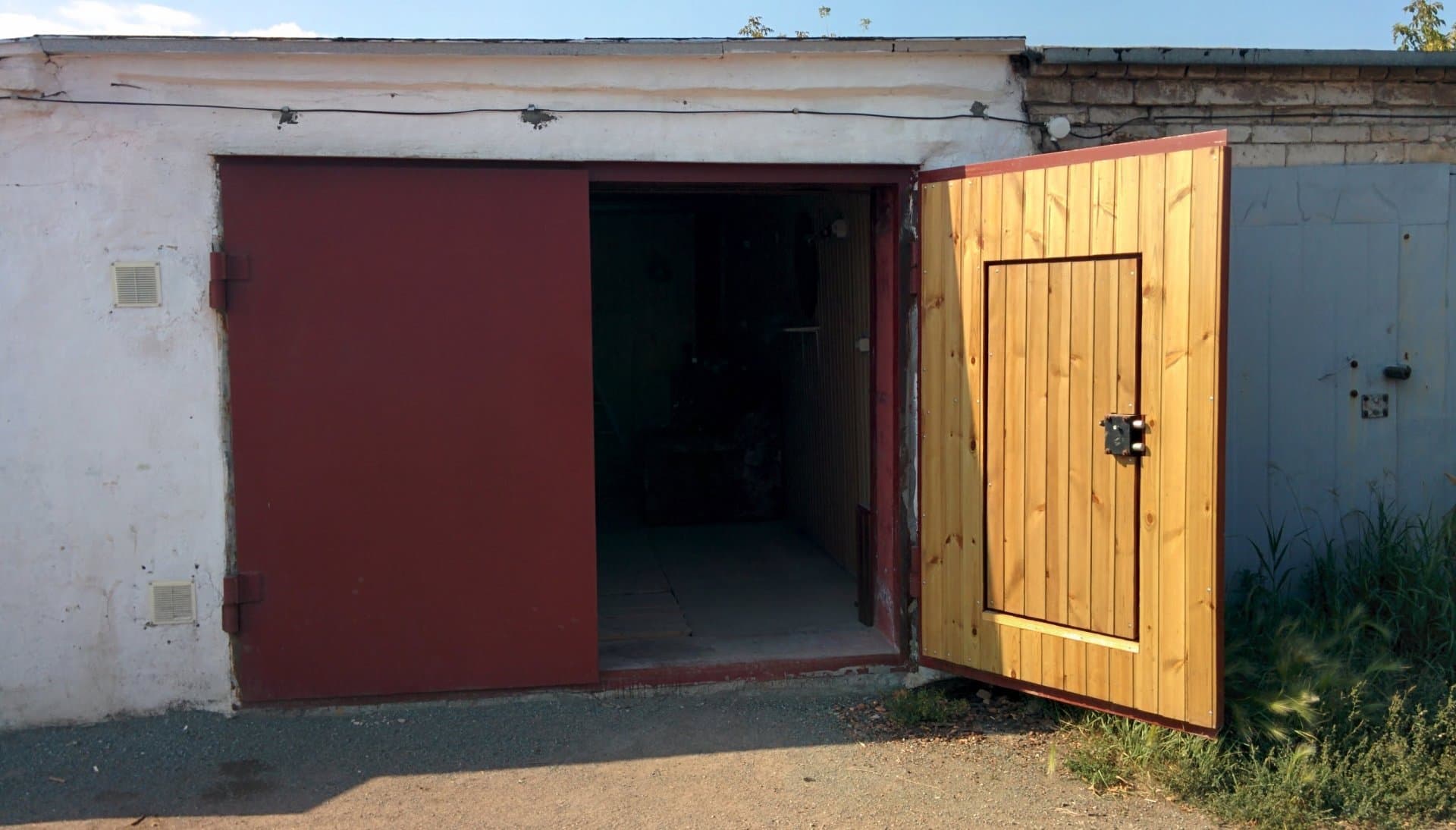 Гараж с секционными воротами. Гараж внутри. Вскрытие дверей гаража. Гаражные ворота с дверью. Защита входной двери от воров.